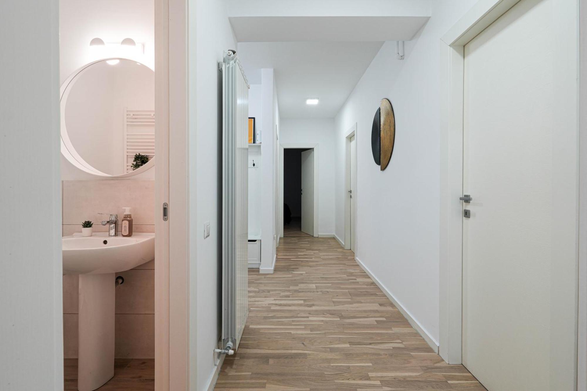 Gabi - Chic Apt With Parking Close To Veranda Mall 布加勒斯特 外观 照片